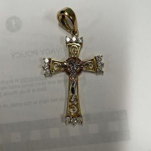 10 KT CROSS PENDANT WITH CUBIC ZIRCONIA STONES
